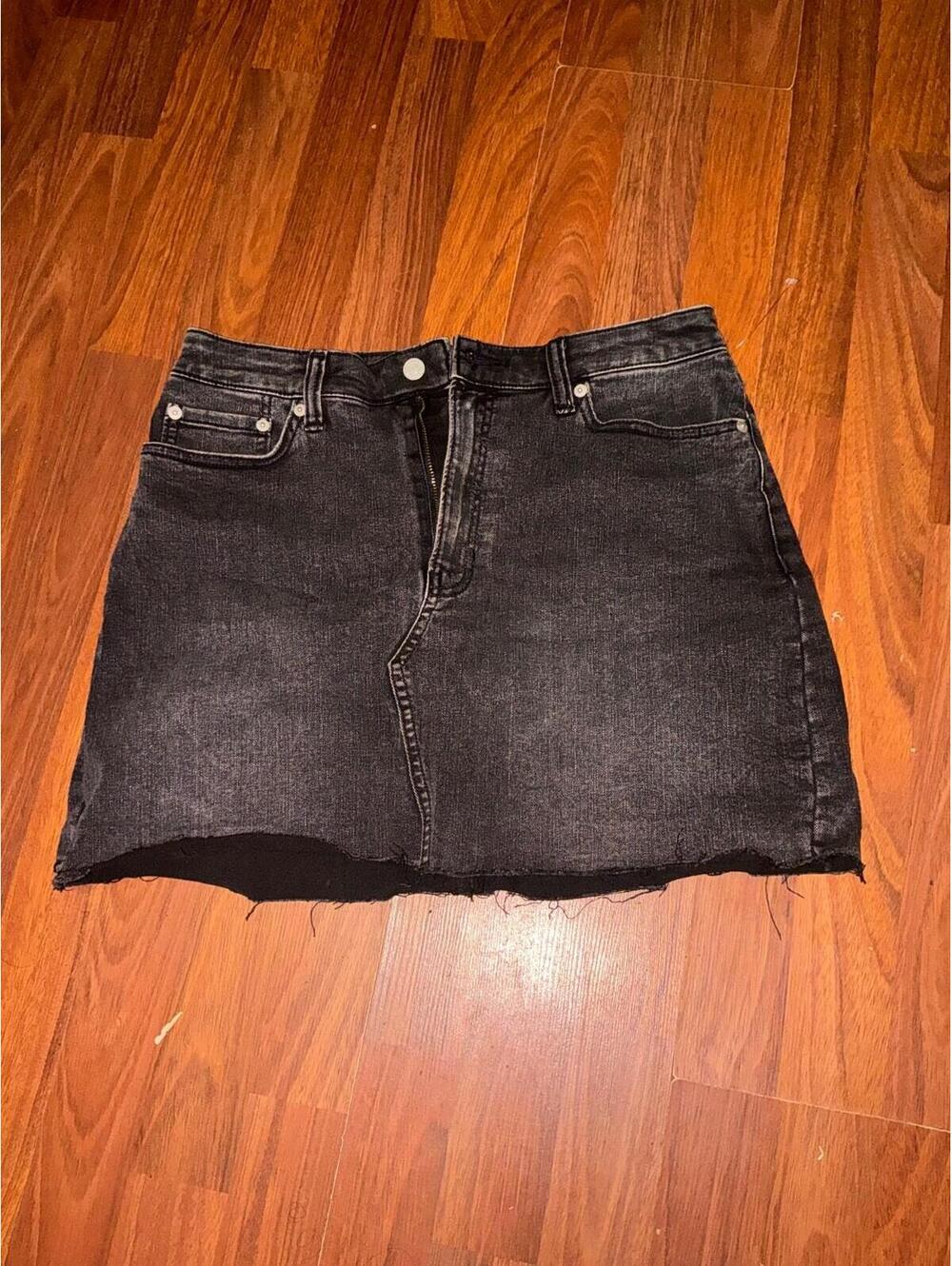 NWOT Banana Republic Women’s Size 8 Washed Black Denim Jeans Raw Hem Mini Skirt